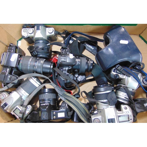 569 - A box of 35mm auto focus SLR cameras to include Nikon, Pentax, Minolta, most with lenses.