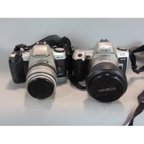 569 - A box of 35mm auto focus SLR cameras to include Nikon, Pentax, Minolta, most with lenses.