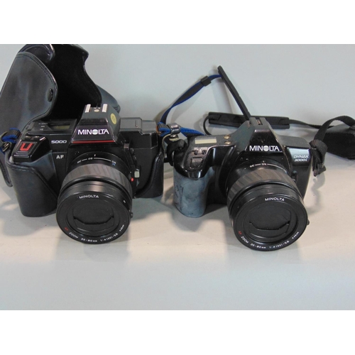 569 - A box of 35mm auto focus SLR cameras to include Nikon, Pentax, Minolta, most with lenses.