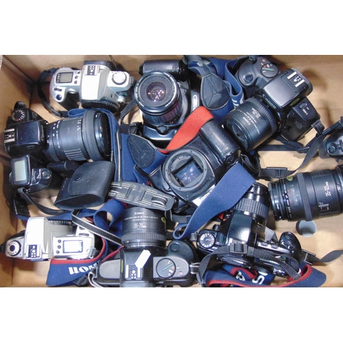 570 - A box of Canon Auto Focus 35mm SLR – most with zoom lenses.