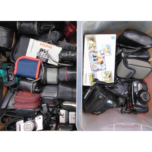 580 - A large collection of mainly 35mm film cameras to include a Chinon macro camera and others (2 boxes)