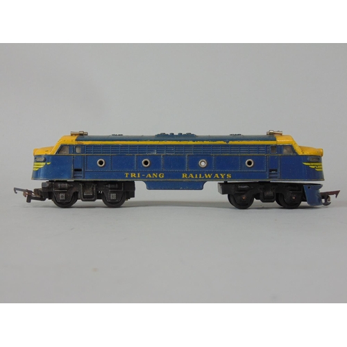 116 - Mixed lot of railway model items including Triang loco R159/ R250, rolling stock by Triang and Hornb... 