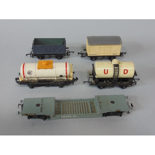 116 - Mixed lot of railway model items including Triang loco R159/ R250, rolling stock by Triang and Hornb... 