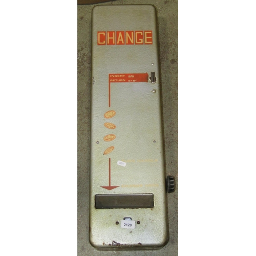 2204 - A vintage wall mounted cast metal coin operated pre-decimal change dispenser, 21 cm wide (excluding ... 