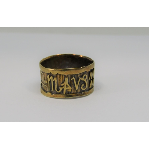 1332 - Yellow metal ring with applied foreign script, size L, 3.4g