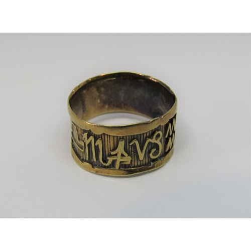 1332 - Yellow metal ring with applied foreign script, size L, 3.4g