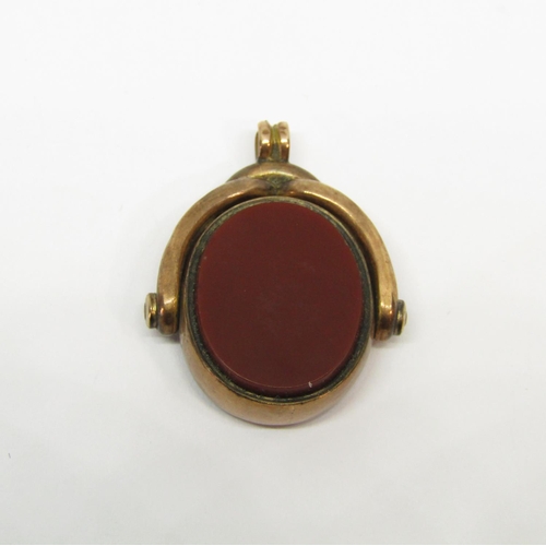 1351 - 10ct swivel fob set with bloodstone / carnelian, 6.8g