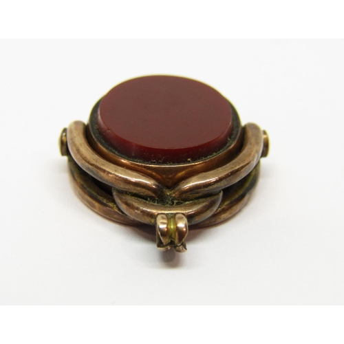 1351 - 10ct swivel fob set with bloodstone / carnelian, 6.8g