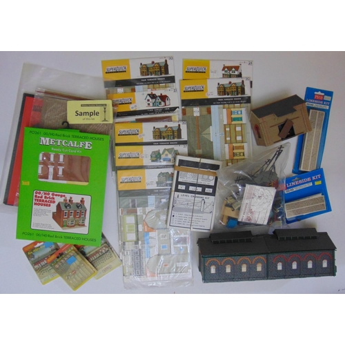 124 - Box of unsorted equipment for railway modelling including assembled buildings, MSE Level Crossing ki... 