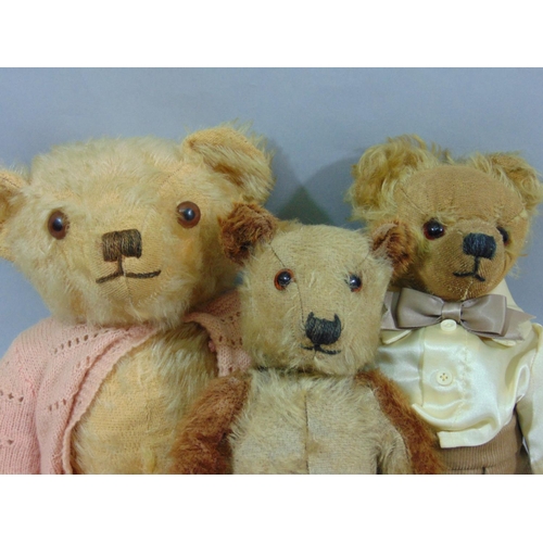 91 - Collection of  small  teddy bears, some pre war with humped backs and boot button eyes, together wit... 