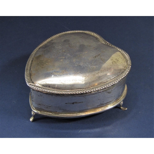 1324 - Silver heart shaped vitrine or jewellery casket, the hinged lid enclosing a lined interior, makers m... 