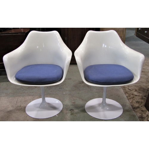 2282 - A set of six (4&2) Eero Saarinen style 151 white tulip swivel chairs with pad seats and disc shaped ... 