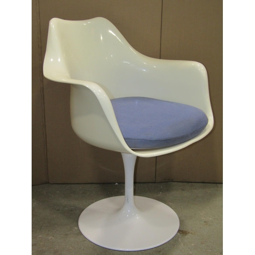 2282 - A set of six (4&2) Eero Saarinen style 151 white tulip swivel chairs with pad seats and disc shaped ... 