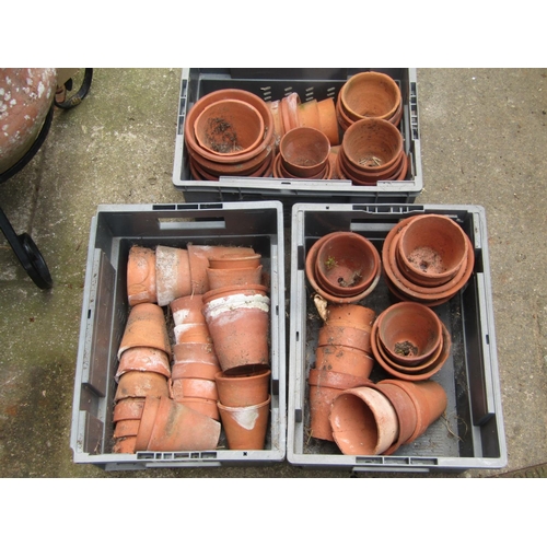 2066 - A large quantity (100+) reclaimed terracotta flower pots of varying size, a number weathered (af)