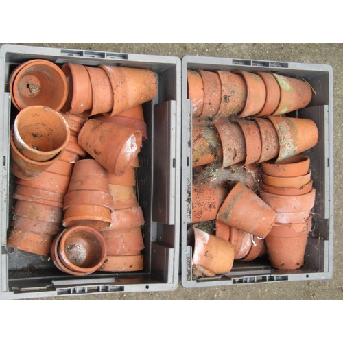 2066 - A large quantity (100+) reclaimed terracotta flower pots of varying size, a number weathered (af)