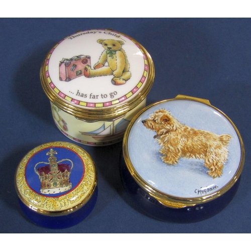 1091 - A boxed Royal Crown Derby paperweight in the form of a seated cat, together with a Halcyon Days boxe... 