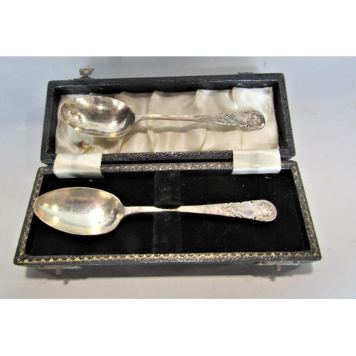 715 - Cased pair of 'fox terrier club' silver tea spoons, together with a further set of dominos a arts an... 