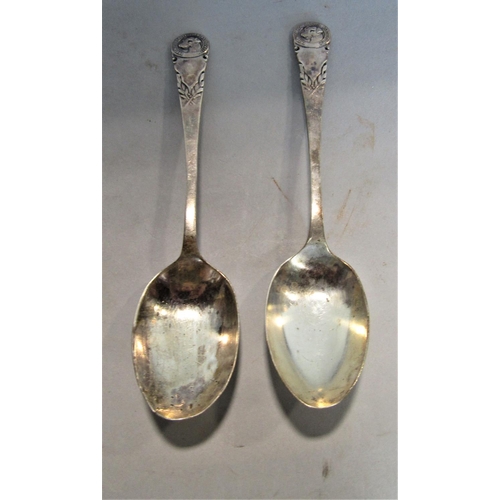 715 - Cased pair of 'fox terrier club' silver tea spoons, together with a further set of dominos a arts an... 