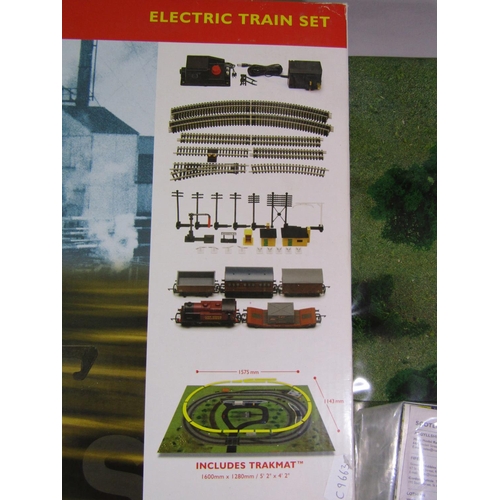 689 - Hornby train set 'The Industrial' 00 gauge R1088 in box with original packaging. Appears to be compl... 