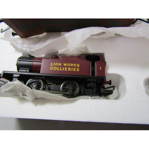 689 - Hornby train set 'The Industrial' 00 gauge R1088 in box with original packaging. Appears to be compl... 