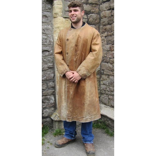 484 - 1920's/30's motoring / military coat or duster jacket in soft tan leather; single breasted with butt... 