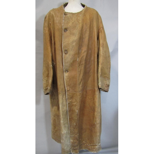 484 - 1920's/30's motoring / military coat or duster jacket in soft tan leather; single breasted with butt... 