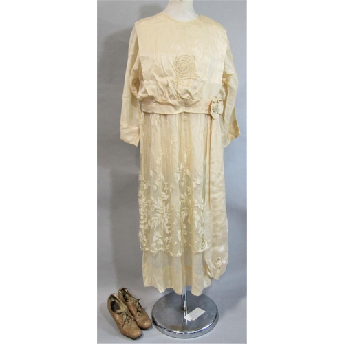 497 - Circa 1920 bridal gown in a cream silk with straight lines, lower waist, round neck, loose fitting s... 