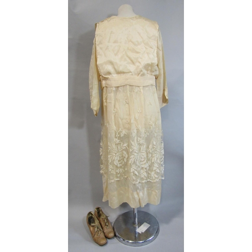 497 - Circa 1920 bridal gown in a cream silk with straight lines, lower waist, round neck, loose fitting s... 