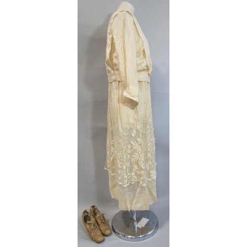 497 - Circa 1920 bridal gown in a cream silk with straight lines, lower waist, round neck, loose fitting s... 