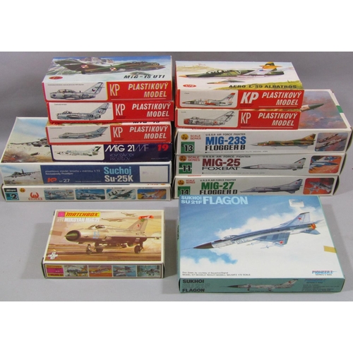 667 - Collection of 13 vintage model aircraft kits of Warsaw Pact Jet planes, including kits by Hasegawa, ... 