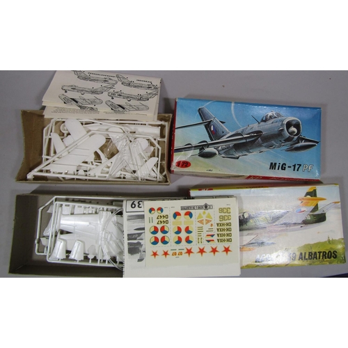 667 - Collection of 13 vintage model aircraft kits of Warsaw Pact Jet planes, including kits by Hasegawa, ... 