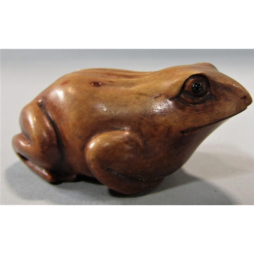 469 - A small timber netsuke in the form of a frog