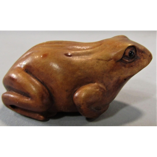 469 - A small timber netsuke in the form of a frog