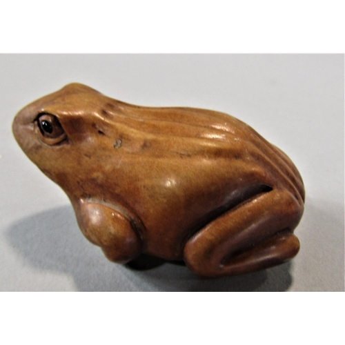 469 - A small timber netsuke in the form of a frog