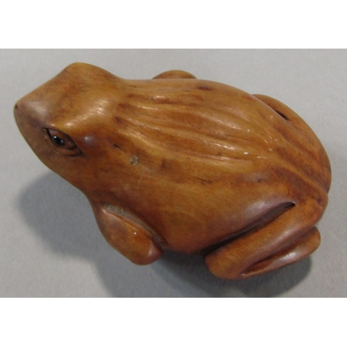 469 - A small timber netsuke in the form of a frog