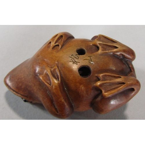 469 - A small timber netsuke in the form of a frog