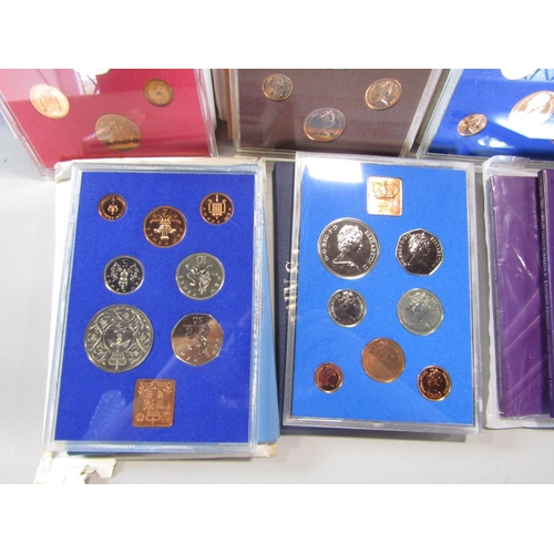 471 - Cased proof coinage 1971, 1972, 1973, 1974, 1975, 1976, 2 x 1977, 1978, 1979 and 1981, all 50p to ha... 