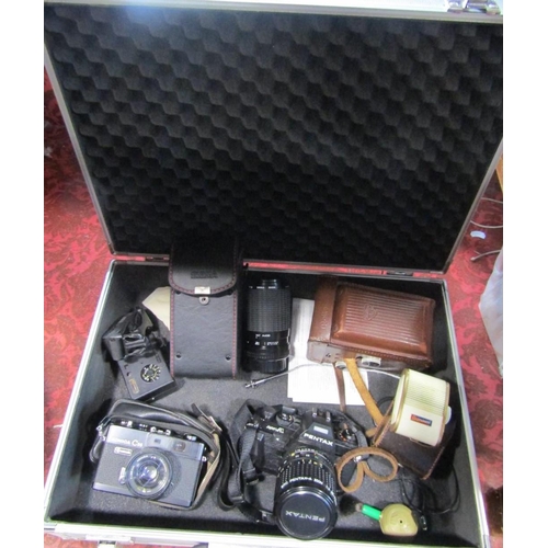 525 - Vintage Rolleiflex camera, with a further collection of vintage Pentax Super F1 camera and lens, tog... 