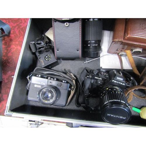 525 - Vintage Rolleiflex camera, with a further collection of vintage Pentax Super F1 camera and lens, tog... 