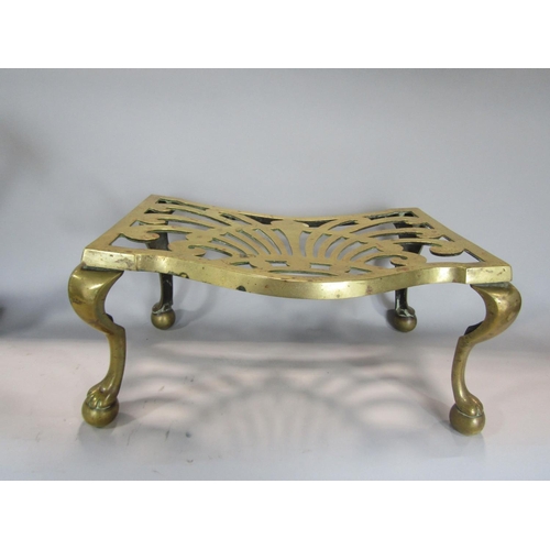 532 - Antique brass footman, with pierced scrolled top and four cabriole legs, 41cm long x 19cm high