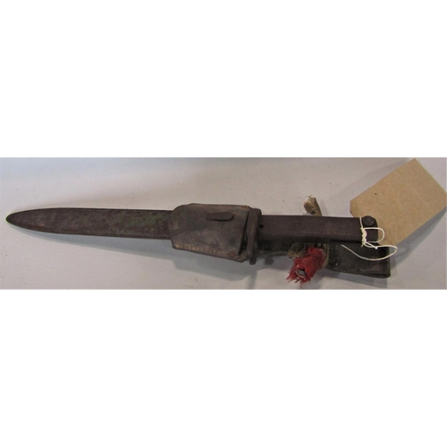 624 - World War I military bayonet dagger within steel sheath, 43cm