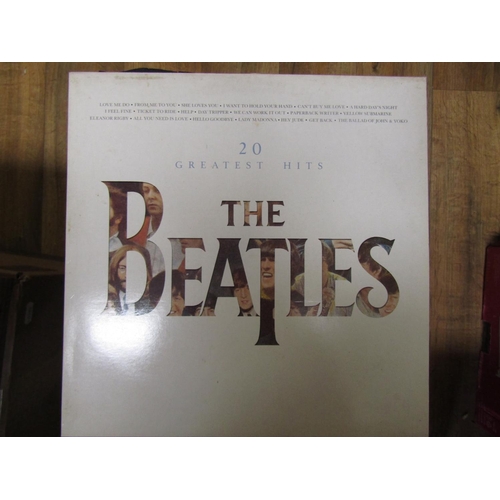 960 - A collection of Beatles records and books to include 'A Hard Day's Night' (13)