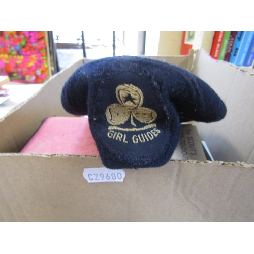 961 - A box of books relating to the scouts also includes a beret and knots (1)