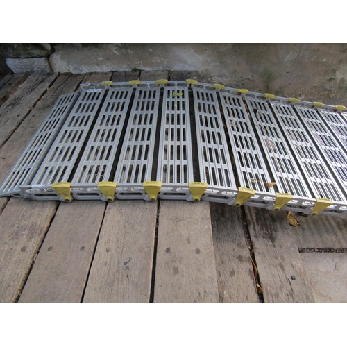 86 - A high specification rolling ramp of 18 sections, 76cm wide, 300cm long