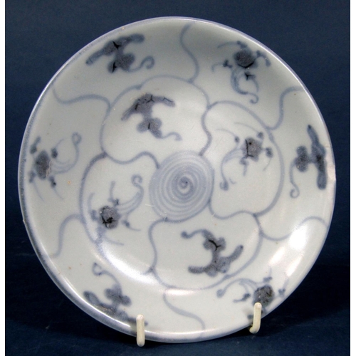 1066 - Early 19th century oriental blue and white dish from the Tek Sing cargo, with blue painted detail to... 