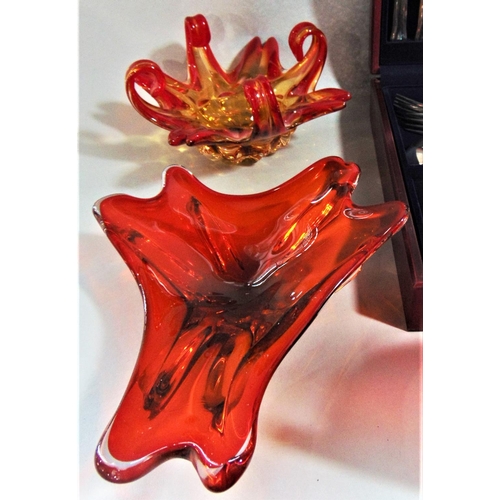 1139 - A mixed lot comprising four pieces of Murano glass, a teak canteen of cutlery and further cranberry ... 