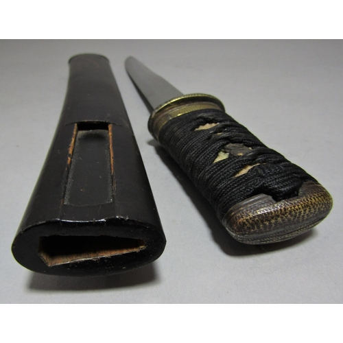 1511 - A Japanese Tanto with black lacquered Saya, the blade 21cm, 34cm overall, not signed