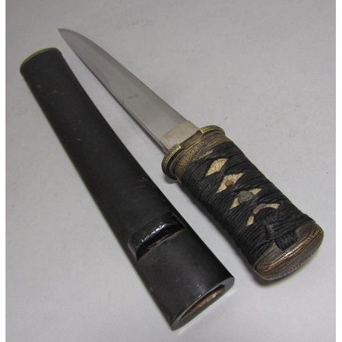 1511 - A Japanese Tanto with black lacquered Saya, the blade 21cm, 34cm overall, not signed