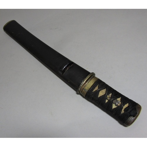 1511 - A Japanese Tanto with black lacquered Saya, the blade 21cm, 34cm overall, not signed