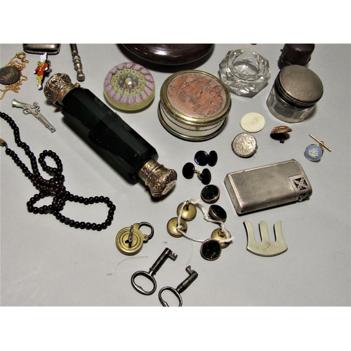 1518 - Miscellaneous effects, twin ended scent bottle, silver vesta, spoon with mother-of-pearl bowl, Unity... 